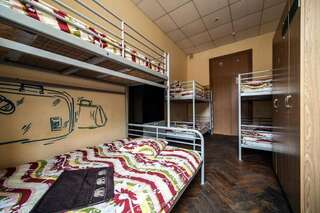Отель Mister Econom Hotel Львов Односпальная кровать в общем номере с 6 кроватями-7